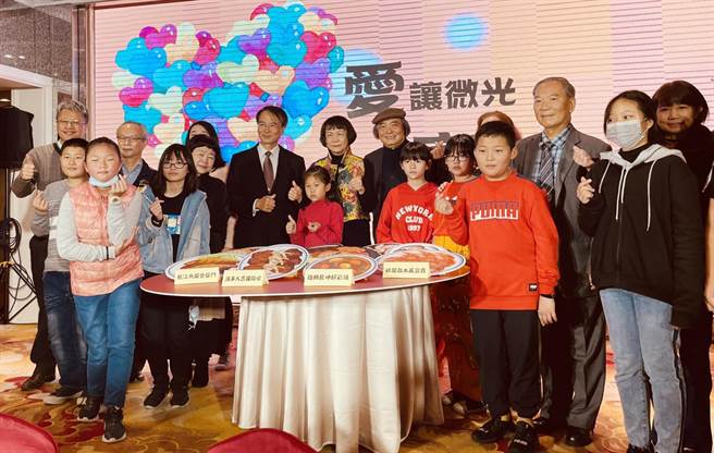 社团法人台湾阳光妇女协会与赖建川，20日在台中宝丽金市政店席开35桌，邀请课照班的孩子及家长围炉，藉此激励他们认真念书翻转未来。（陈世宗摄）