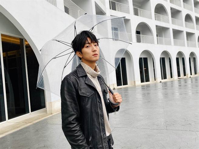 许书豪近来推出新歌〈Start it！〉，阐述着把追逐梦想譬喻成追喜欢或暗恋的对象，他日前拍摄MV，特别以「窈窕淑女、君子好逑」为主题，邀来漂亮女模，2人有许多浪漫互动，十分亲昵。（玩转音乐提供）