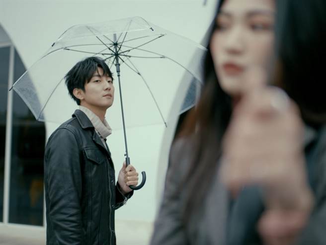 许书豪日前与漂亮女模一起拍摄新歌MV，互动浪漫。（玩转音乐提供）