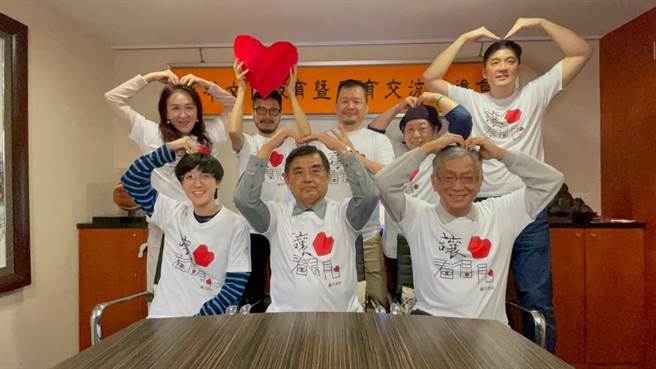 促進會李述藺理事長（前排中），率洪順齊老師（前排右）、李宏葳老師（前排左）、李玉龍秘書長（後排右一）、簡麗莉委員（後排右二）、王溪泉老師（後排中）、賴家慶老師（後排左二）、王嘉真策劃（後排左一），一同為「讓愛看的見」傳愛活動揭開序幕。(圖/主辦單位提供)