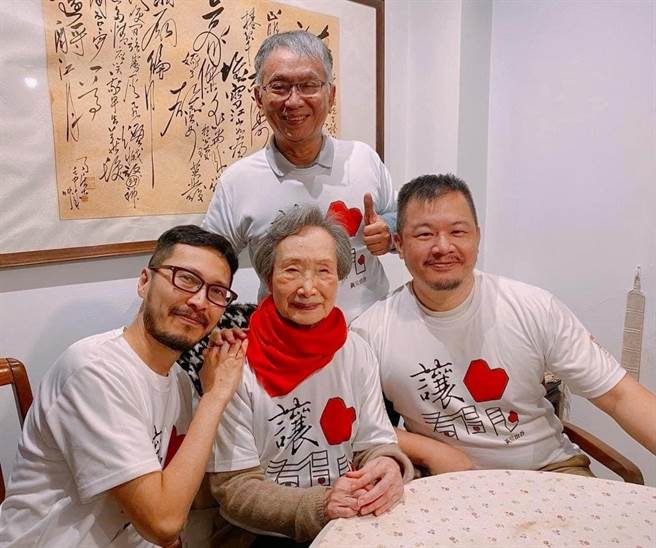 前文建會主任委員申學庸教授（前排中）、洪順齊老師（後排）、賴家慶老師（前排左）、王溪泉老師（前排右）合影。(圖/主辦單位提供)