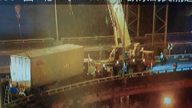 半联结车国1平镇系统侧翻事故仍在排除中。(国道警方提供／吕筱蝉桃园传真)