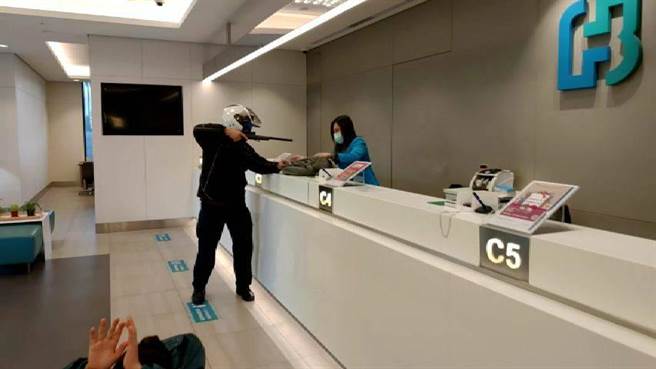 桃园市八德警分局20日进行防抢演练，提醒民眾年节期间提领鉅款可申请警方护钞。（警方提供／赖佑维桃园传真）