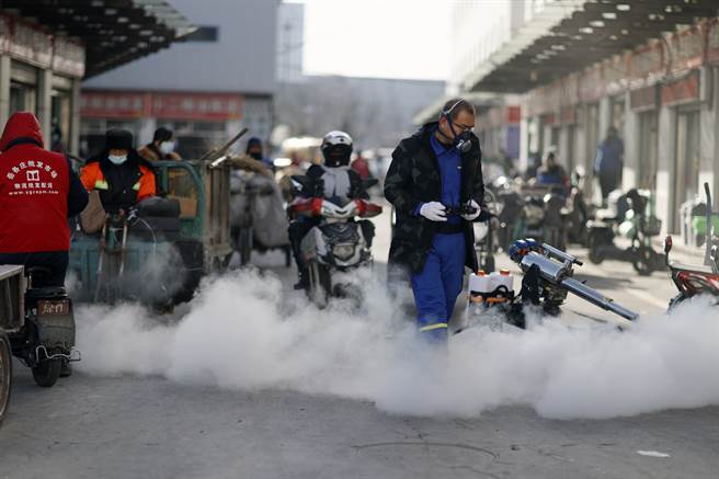 北京豐台和石景山兩個區的消毒隊伍聯手進行各區批發市場進行環境消毒。（圖／中新社）