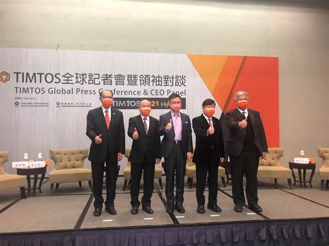 外贸协会董事长黄志芳(中)、台湾机械公会理事长柯拔希(左二)今(20)日下午连袂共同举办TIMTOS全球记者会暨领袖对谈，邀请上银集团总裁卓永财(左一)、友嘉集团总裁朱志洋(右二)及金丰机器董事长张于正(右一)，就后疫情时代智慧机械产业新布局发表看法。图／沈美幸