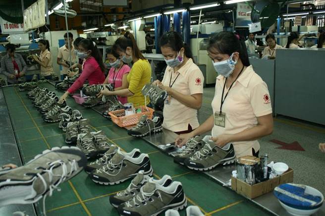 钰齐-KY海外厂制鞋产线的品管作业。图／刘朱松