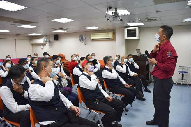台湾大车队为增进司机急救应变技能，邀请台北市政府消防局到场指导，近50位司机认真参与训练。（图／业者提供）