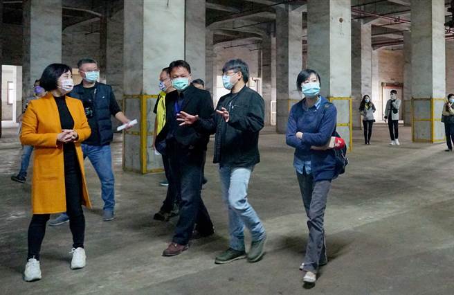 台中国家歌剧院有意争取管理活化大里菸叶厂，台中市立委何欣纯（左1）20日邀集文化部、台中国家歌剧院和台中市文化局等相关单位会勘。（黄国峰摄）