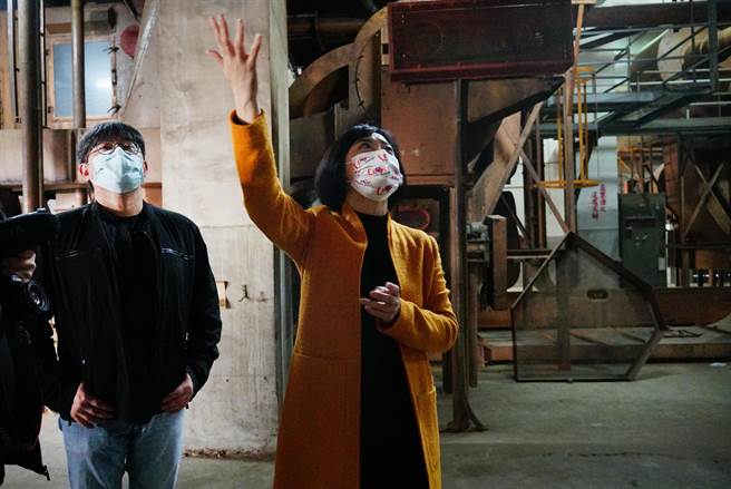 台中国家歌剧院有意争取管理活化大里菸叶厂，台中市立委何欣纯（右）20日与台中国家歌剧院副总监李忠俊（左）讨论，往后的运用。（黄国峰摄）