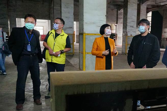 台中国家歌剧院有意争取管理活化大里菸叶厂，台中市立委何欣纯（右2）20日邀集台中国家歌剧院副总监李忠俊（右1）和台中市文化局副局长曾能汀（左1）等，一起讨论。（黄国峰摄）