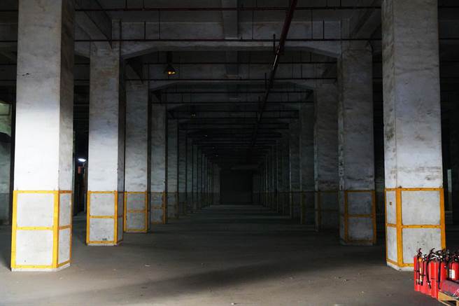 大里菸叶厂房，高挑4米以上，非常适合做表演艺术场地，台中国家歌剧院有意争取，设立创作园区，让台中艺文团体有创作及演出的地方。（黄国峰摄）