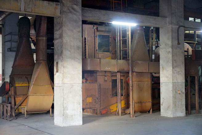 台中市政府提出大里菸叶厂转型再造计画，开发费用约4亿元，艺文各界争取入厂合作，因菸厂有七十多年歷史，厂内可见不少老旧机器设备。（黄国峰摄）