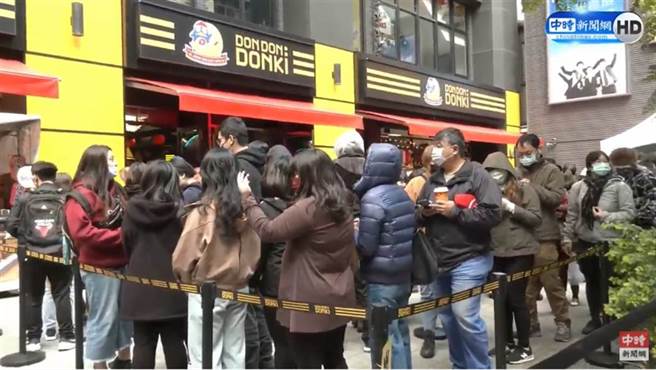 唐吉轲德开幕首日人潮爆满，就连半夜12点过后也一样，结帐甚至要等4个小时以上。(图／中时新闻网)