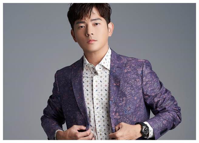 宥胜重返演艺圈主演《戒指流浪记》，对婚姻有一番新体悟，佩戴宝齐莱柏拉维深潜腕表，帅气破表。（JOJ PHOTO摄，服装提供／ETRO）