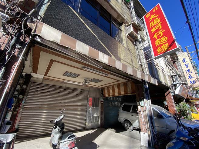 中央流行疫情指挥中心20日公布桃园区建国路上的台北大肠蚵仔麵线有染疫足迹，因业者都卖早市，下午铁门深锁。（蔡依珍摄）