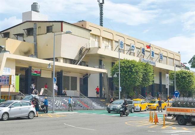 中坜火车站19日遇到一名中年男子捧5万元现金要补45年前逃票钱。(吕筱蝉摄)