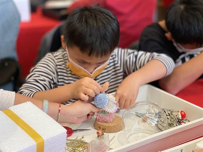 太平区「陞霖太美」，以亲子宅为诉求，举办亲子手作活动，回响热烈。（卢金足摄）