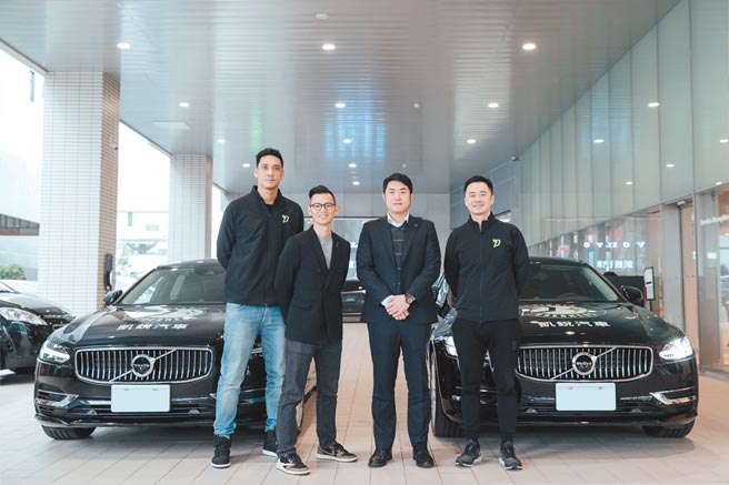 凱銳汽車董事長林傳凱（右二）、台新夢想家董事長張承中（右一）、台新夢想家總經理韓駿鎧（左二）、台新夢想家球員田壘（左一）。圖／業者提供