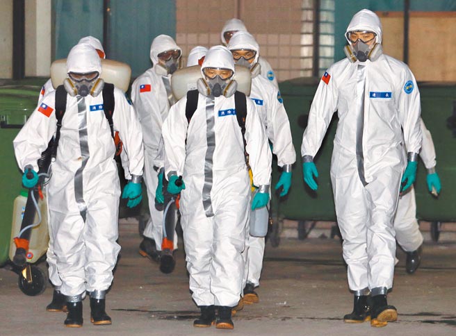 部立桃园医院爆发新冠肺炎院内群聚感染，国军化学兵19日前往桃园医院，支援消毒任务。（范扬光摄）