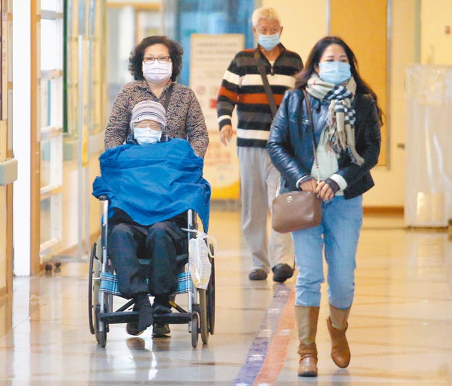 部立桃园医院院内群聚感染扩大，指挥官陈时中昨宣布执行医院清空计画。图为少数民眾19日仍前往看诊。（范扬光摄）