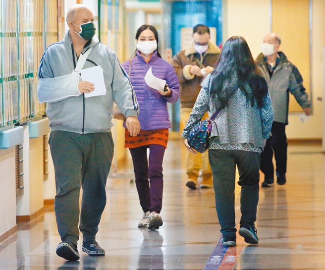 部立桃园医院爆发群聚感染，卫福部长陈时中昨却将原因归咎病毒传播太强，丝毫未检讨本次太过轻忽，医院清空太慢导致疫情扩散的主因。图为桃园医院19日仍有民眾前往看诊。（范扬光摄）