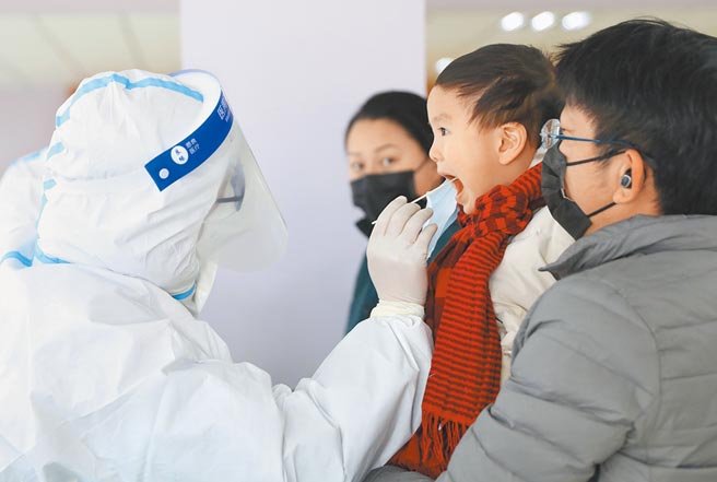 台湾新冠肺炎筛检费比大陆贵19倍，卫福部长陈时中面对质疑表示「我们比较准啊」，遭前民进党立委沈富雄炮轰「僚气十足」。图为大陆小朋友进行核酸检测。（新华社）