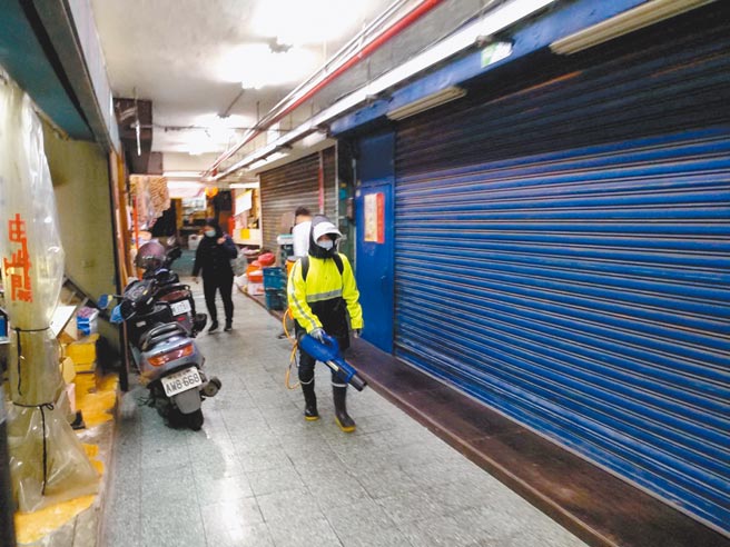 桃园区南门市场因有确诊夫妻足迹，19日公共区域先消毒，20日停市1日全面消毒，但当地里长感嘆看新闻才知，摊商则怨年难过了。（蔡依珍摄）