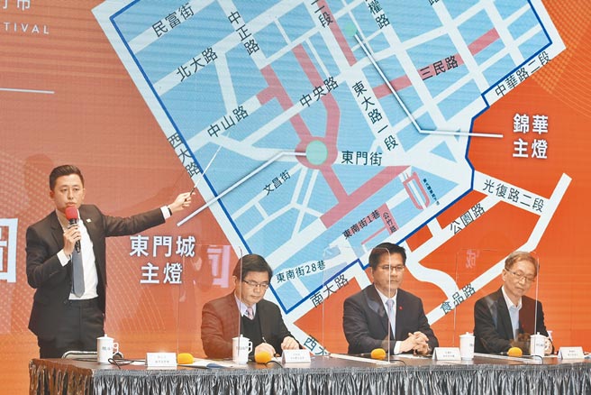 行政院19日召开记者会宣布2021台湾灯会停办，新竹市长林智坚（左）在会上表示，城区都是灯会场域，这些都是巷道，实联制很难在城市型灯会执行。（杜宜谙摄）