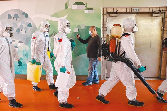 国军化学兵19日进入部立桃园医院内消毒。（路透）