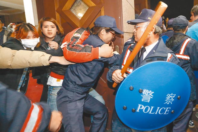 2014年3月魏扬等衝进行政院，最高法院以抵抗权发回更审，遭法界批评。图为当年反服贸民眾衝进政院，警察抵挡不住。（本报资料照片）