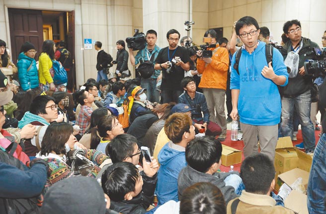 2014年3月鼓动反服贸学生攻占政院的魏扬（右），最高法院用抵抗权发回更审，惟创设抵抗权非大法庭裁定，对下级审无拘束力。图为当年太阳花占据政院一楼大厅内。（本报资料照片）