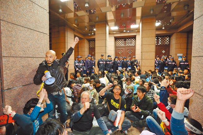 2014年占据立法院的反服贸学生抗争，迅速占据行政院，反莱猪是否可行使「公民不服从」，衝进总统府同样无罪？（本报资料照片）
