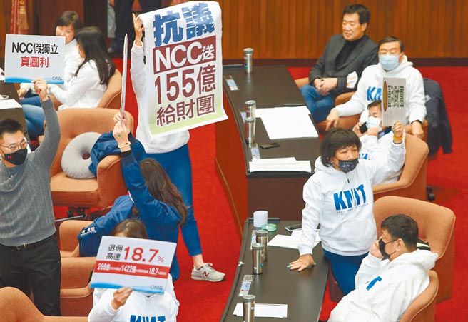 立法院会19日表决NCC编列预算155亿元，补助五大电信业者建置5G基地台，遭国民党立委阻挡，民进党团以过半席次优势通过该预算顺利三读。（王英豪摄）
