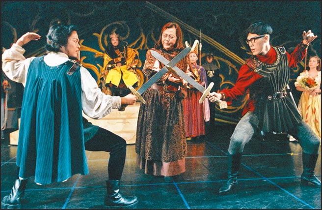 漫画家萧言中（左）近年抗癌仍不忘创作，过去他跨足舞台剧的战友们为了帮他打气，将他的漫画《童话短路》推上舞台。图为2000年他与屏风表演班合作的画面。（本报资料照片）