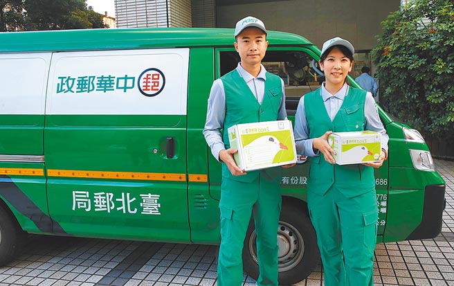 新款邮差夏季制服登场，中华邮政将陆续发放新款邮差夏季制服，预计3、4月全面汰换。（陈君玮摄）