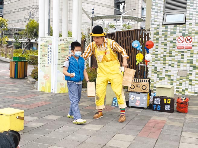 為使街頭藝人管理制度更友善，從過去考照僅18％的合格率，改為「申請制」，並在今年3月正式上路。（本報資料照片）