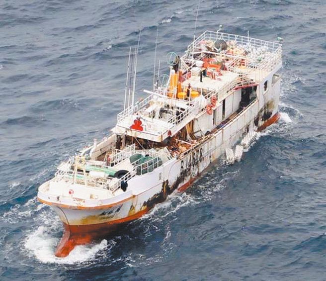 苏澳籍渔船永裕兴18号在中途岛海域失联，昨搜救渔船派船员首度登船查看，未见船员。（读者提供／李忠一宜兰传真）