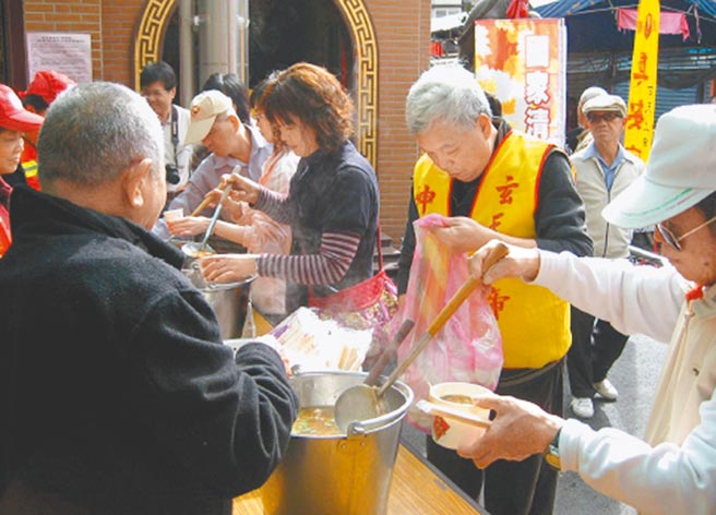 宜蘭縣有宮廟陸續宣布春節停止供應平安粥，宜蘭縣政府昨表示供應平安粥與否，由各廟自行決定，但必須遵守防疫作為。（宜蘭縣政府提供／李忠一宜蘭傳真）