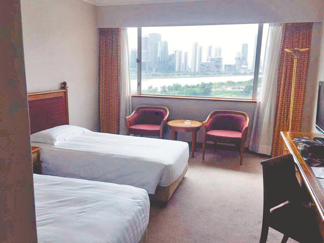 东莞台商陈厂长日前在澳门隔离酒店房间陈设与供餐。（陈厂长提供）