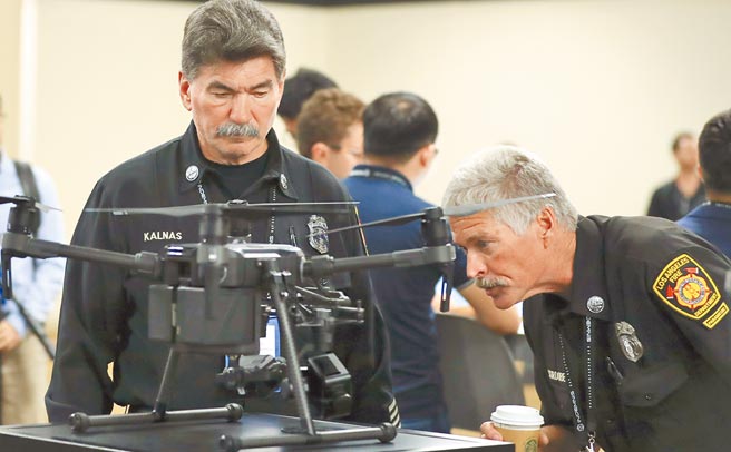 美国洛杉矶消防局人员在2019年大疆创新airworks大会上参观一款大疆无人机。（新华社）