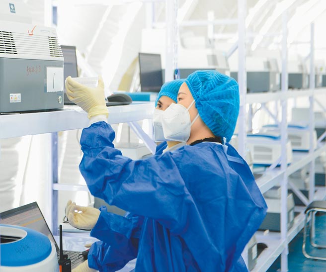 美国世卫代表呼吁中方应允许世卫专家小组接触武汉的医护人员、前患者和实验室工作人员，以及医疗数据和样本。图为石家庄的「火眼」实验室，检测员在「样本检测」舱查看核酸样本。（新华社）