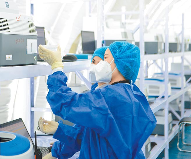 如何防控无症状感染者成为大陆此波疫情防控重点。大陆医疗专家认为核心问题不在无症状，关键点仍在于能否进行第一时间快速筛查。图为大陆石家庄「火眼」实验室。（新华社）