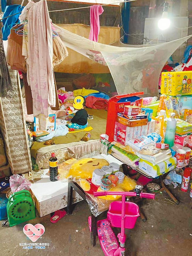 64岁许姓男子一家4口挤在拥挤脏乱的平房内生活，社团法人爱的延续公益协会日前动员义工协助打扫。（摘自协会脸书／叶书宏新北传真）