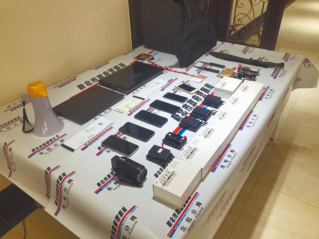 竹联帮月堂弦月会副会长陈俊男自诩为「新庄土地公」，平日靠高利贷讨债维生，永和警分局18日将他逮捕，起出相关证物。（叶书宏摄）