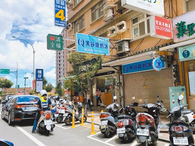 桃园市市区机车停车位一位难求，位在闹区停车位也常被停满，为此桃园市交通局开放骑楼停机车。（赖佑维摄）