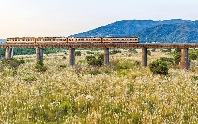 搭台铁内湾线火车可欣赏沿线风光，但内湾站每天第1班车发车前，热车引擎发出的噪音，长期干扰内湾老街居民清梦。（罗浚滨摄）