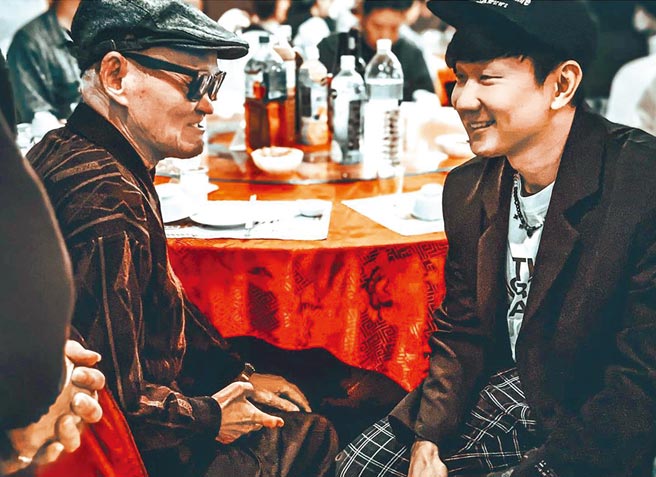 林俊杰（右）席间与前辈李炳辉閒聊。（摘自IG）
