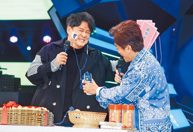 吴宗宪（右）昨在节目中狂电周华健，制造不少「笑」果。（吴松翰摄）