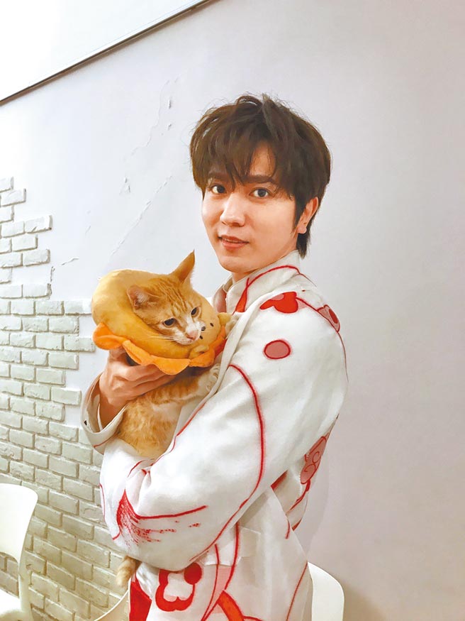 陈玺安对猫蛋白严重过敏，昨为了公益仍抱着猫咪亲密互动。（林淑娟摄）