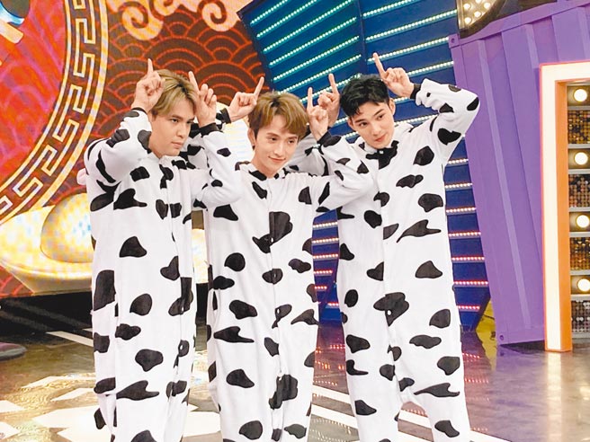 牛年将至，陈零九（左起）、邱锋泽、黄伟晋昨穿乳牛装扮乳牛。（黄雯犀摄）